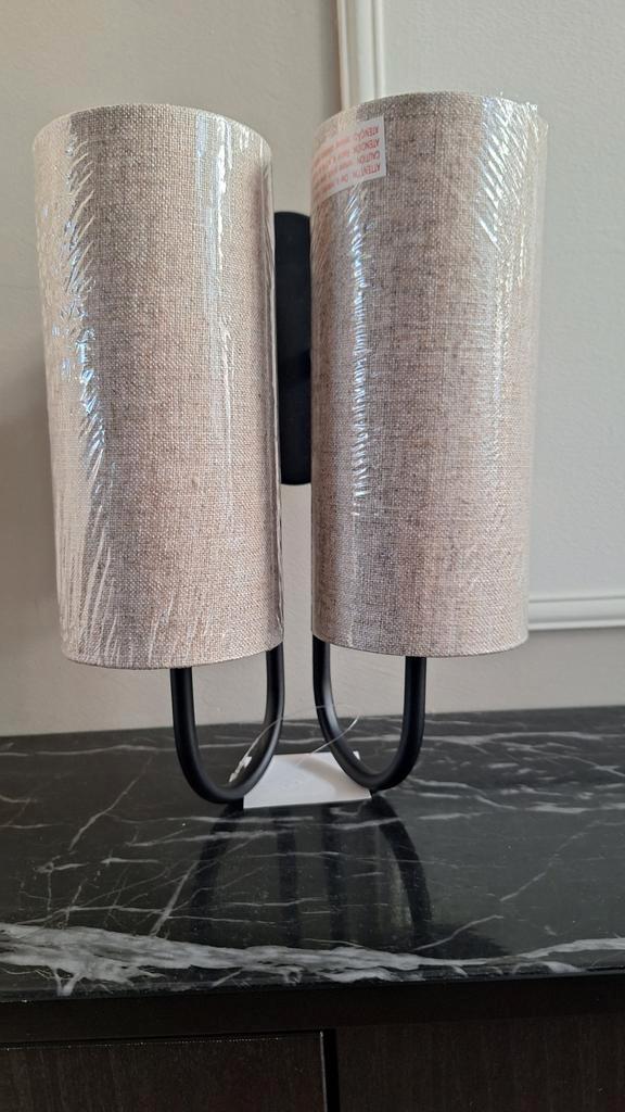 Nieuwe zwart met beige wandlamp 2 lamps hotel chic, Huis en Inrichting, Lampen | Wandlampen, Nieuw, Ophalen of Verzenden