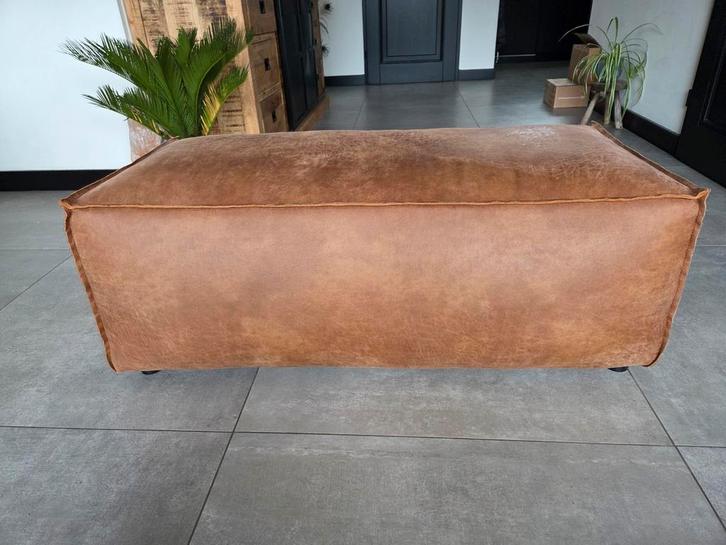 Hocker/poef/voetenbank van bruin/cognac microleder, Huis en Inrichting, Banken | Voetenbanken en Poefen, Zo goed als nieuw, 50 tot 75 cm