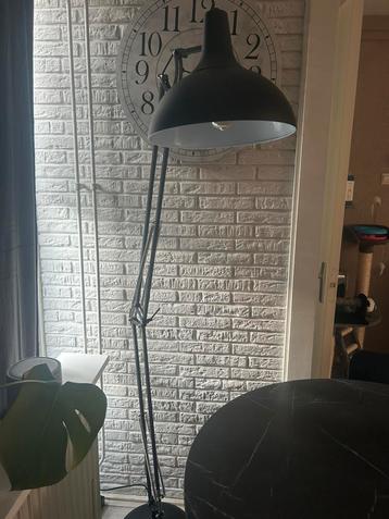 Praxis staande hanglamp beschikbaar voor biedingen