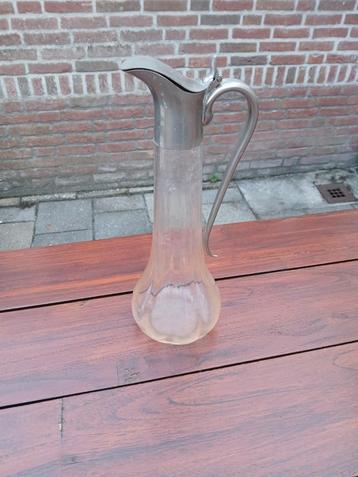 Glazen Karaf met sierlijke Details beschikbaar voor biedingen