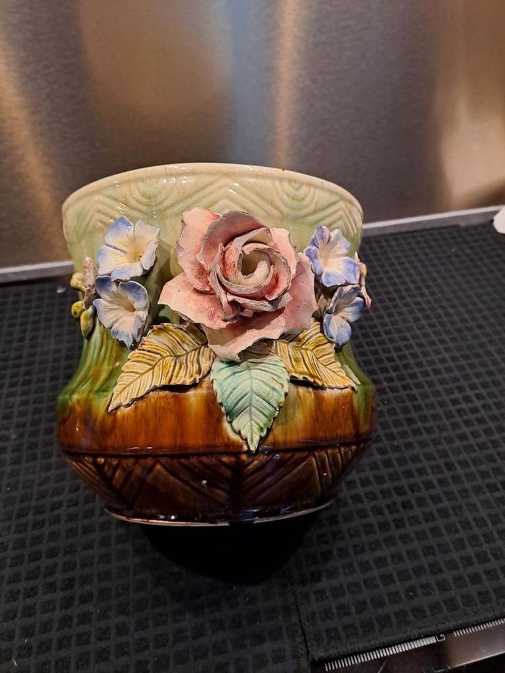 Majolika Cachepot met Bloemapplicatie, Antiek en Kunst, Antiek | Keramiek en Aardewerk, Ophalen