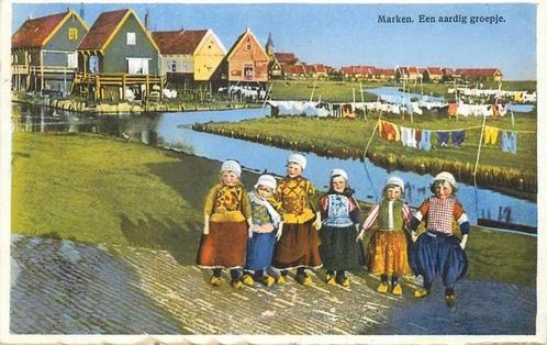 (300-429-007) Marken Een aardig groepje, Verzamelen, Ansichtkaarten | Nederland, Noord-Holland, Verzenden