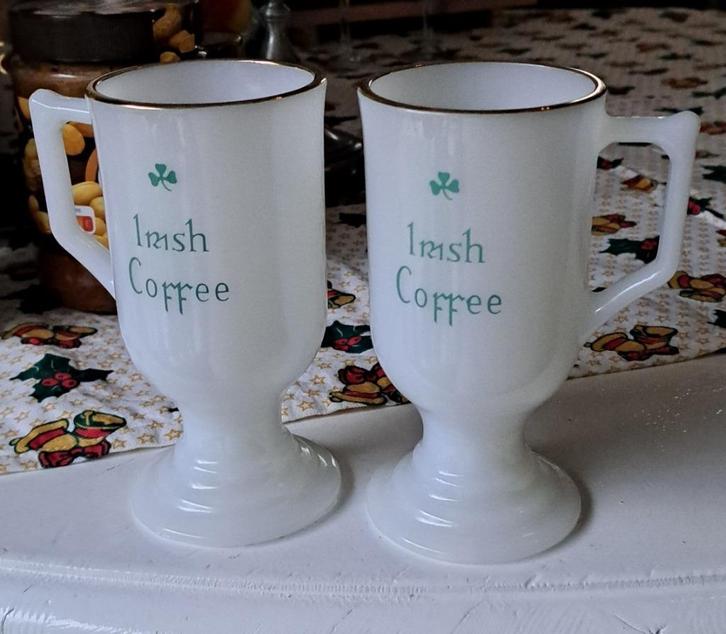 Vintage melkglazen voetstuk Irish Coffee mok, 14cm hoog, 2st, Verzamelen, Glas en Borrelglaasjes, Zo goed als nieuw, Overige typen