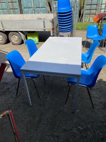 4 x kantine/kantoortafels met 16 stoelen beschikbaar voor biedingen