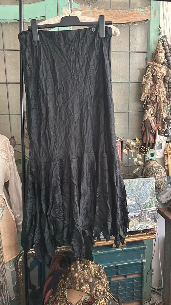 Cora kemperman : bijzondere kreukelrokXL, Kleding | Dames, Rokken, Zo goed als nieuw, Maat 42/44 (L), Zwart, Onder de knie, Ophalen of Verzenden