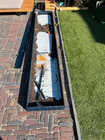 Metalen Kweekbak / Opkweekbak / kweektafel beschikbaar voor biedingen