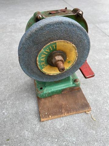 Retro slijpmachine handmatig bediend beschikbaar voor biedingen