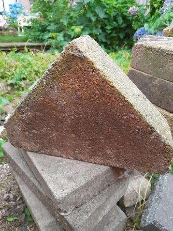 Bisschopsmuts (driehoek tegel), terras of tuin -bijna gratis beschikbaar voor biedingen