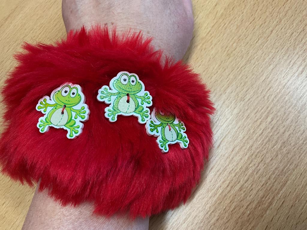 Oeteldonk carnaval imitatie bont manchetten. Nieuw rood,, Ophalen of Verzenden, Nieuw, Carnaval, Accessoires