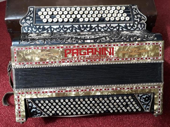 ANTIEK PAGANINI ACCORDEON {120 BAS} INGELEGD MET PARELMOER+L, Muziek en Instrumenten, Accordeons, Gebruikt, Knopaccordeon, 120-bas