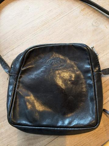 Zwart lederen handtasje. beschikbaar voor biedingen