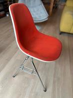 Charles & Ray Eames Fiberglass kuipstoel, Huis en Inrichting, Stoelen, Ophalen, Gebruikt, Rood, Eén