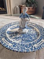 Engels antiek hapjes bord met in het midden oogstmeisje, Ophalen of Verzenden