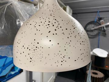 Ivoren hanglamp met gouden binnenkant beschikbaar voor biedingen