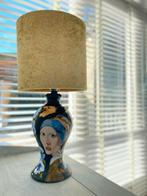 Beschilderde lamp meisje met de parel met velvet kap NIEUW, Nieuw, Overige materialen, Ophalen of Verzenden, 50 tot 75 cm