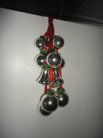 Mooie vintage tros van 12 oude glazen kerstballen beschikbaar voor biedingen