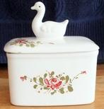 Frans brocante botervloot met zwaan en bloemen voor 2 pakjes, Huis en Inrichting, Overige typen, Ophalen of Verzenden, Zo goed als nieuw