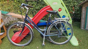 Damesfiets, werkend maar opknapper beschikbaar voor biedingen