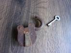 ANTIEK HANGSLOT + SLEUTEL EN AFSLUITKLEPJE/ROBUUST SLOT, Ophalen