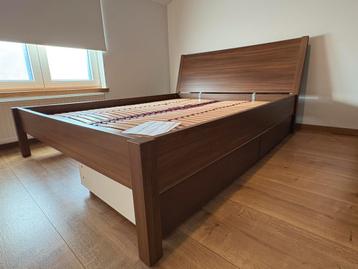 Ikea NYVOLL bed 160-200 bruin incl lattenb, 2x MALM Bedlades - afbeelding 2