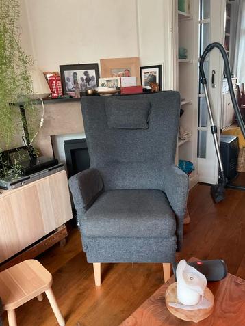 Antracietkleurige stoel van IKEA.