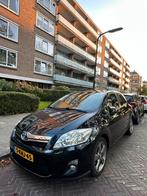 Toyota Auris 1.8 Full Hybrid 136PK 5D CVT 2012 Zwart, Auto's, 74 €/maand, 4 cilinders, Zwart, Dealer onderhouden