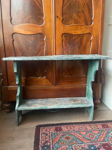 Heel oud klompenbankje beschikbaar voor biedingen