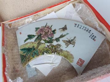 Chinees porselein - decoratief stuk met bloemen en vlinders  beschikbaar voor biedingen