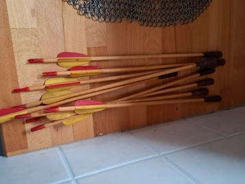 9 boogschietpijlen combat-ready  beschikbaar voor biedingen