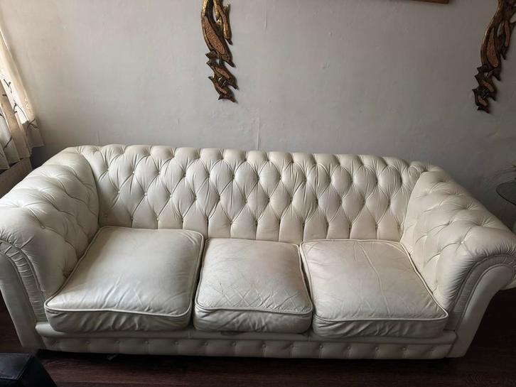 Luxe witte chesterfield bank, Huis en Inrichting, Banken | Bankstellen, Gebruikt, Rechte bank, Vierpersoons of meer, 200 tot 250 cm