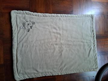 Beige babydeken om eventueel op de grond of in bed beschikbaar voor biedingen