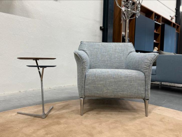 Nieuw Leolux Mayon Fauteuil Ruvido Blauw design stoel stof, Huis en Inrichting, Fauteuils, Nieuw, Stof, 75 tot 100 cm, Ophalen of Verzenden