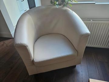 Crème kleurige fauteuil beschikbaar voor biedingen