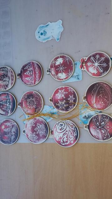 Set van 12 houten ronde kerstballen met verschillende prints beschikbaar voor biedingen
