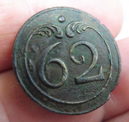 Grote platte Franse uniformknoop Napoleon 62e Regiment, Verzamelen, Militaria | Algemeen, Landmacht, Hulzen of Bodemvondsten, Overige gebieden
