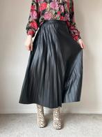 Zwarte rok met leer-look,S. Pleated geplooid midi high waist, Zara, Gedragen, Onder de knie, Maat 36 (S)