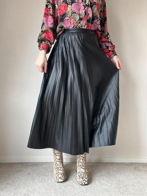 Zwarte rok met leer-look,S. Pleated geplooid midi high waist, Kleding | Dames, Rokken, Gedragen, Maat 36 (S), Zwart, Onder de knie