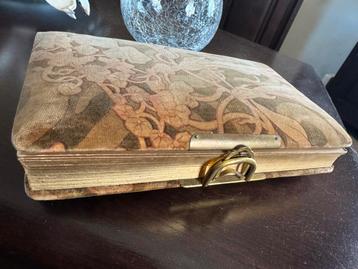 Antiek fotoalbum beschikbaar voor biedingen