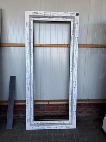 Kunststof kiepraam en loopdeur- Nieuw! 220 x95 beschikbaar voor biedingen