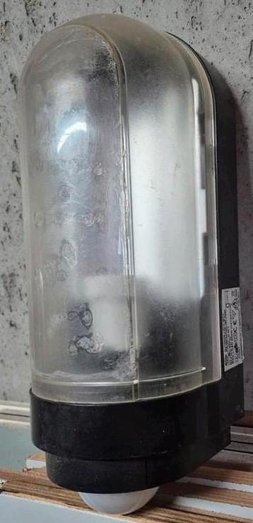 Buitenlamp met sensor beschikbaar voor biedingen