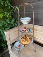 Brocante hoge  ijzeren etagère, incl 7 nieuwe bordjes, Ophalen of Verzenden, Gebruikt