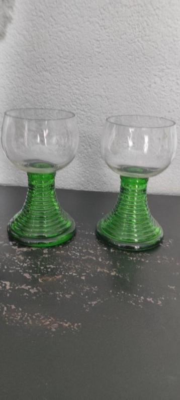 Vintage wijnglazen met stevige groene voet 2x beschikbaar voor biedingen