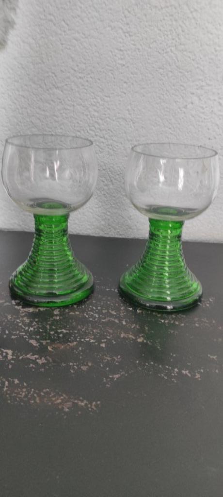 Vintage wijnglazen met stevige groene voet 2x, Huis en Inrichting, Keuken | Servies, Gebruikt, Glas of Glazen, Overige stijlen