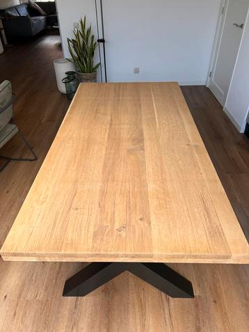 ROBUSTE MODERENE BLANK EIKEN eetkamertafel, stalen onderstel beschikbaar voor biedingen