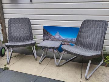 Keter patio set, heerlijke stoeltjes! Graag snel ophalen! beschikbaar voor biedingen
