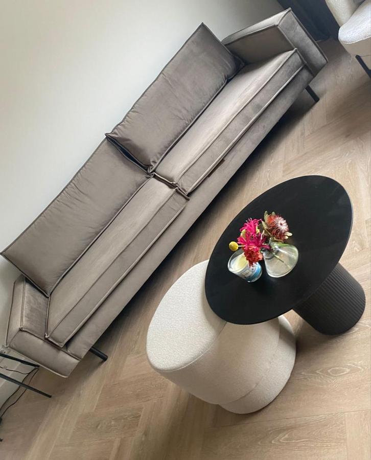 Taupe Velours Bank - 4 Zits - 261cm - Zeer Goede Staat, Huis en Inrichting, Banken | Complete zithoeken, Zo goed als nieuw, Stof