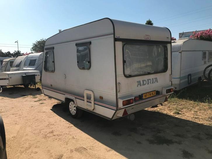 Compacte Adria caravan - 4 personen, Caravans en Kamperen, Caravans, Particulier, tot en met 4, 750 - 1000 kg, Standaardzit, Adria