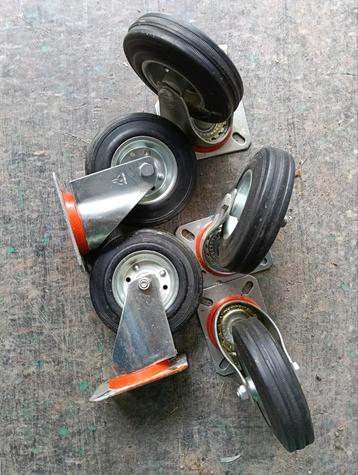 Zwenk wielen ongeremd beschikbaar voor biedingen