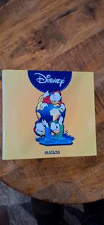 Disney Atlas – verzamelmap + gids – nette staat, Verzamelen, Ophalen of Verzenden, Donald Duck, Zo goed als nieuw, Papier, Kaart of Schrift