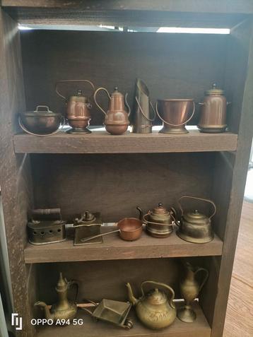 Miniatuur Koper & Brons Collectie in Houten Kast beschikbaar voor biedingen